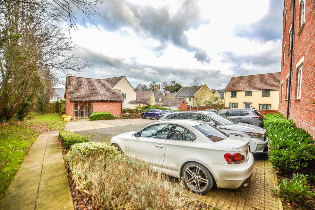 Apartment in Stroud, Cam - View 4