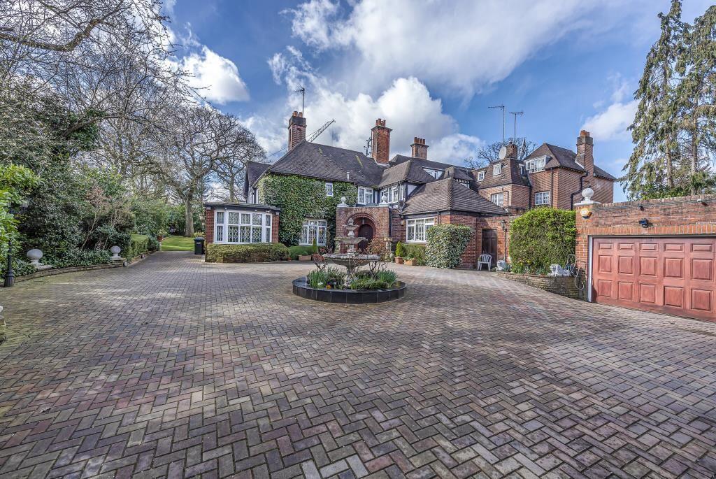The Bishops Avenue, Hampstead Garden Suburb, London, N2 – pohled 2