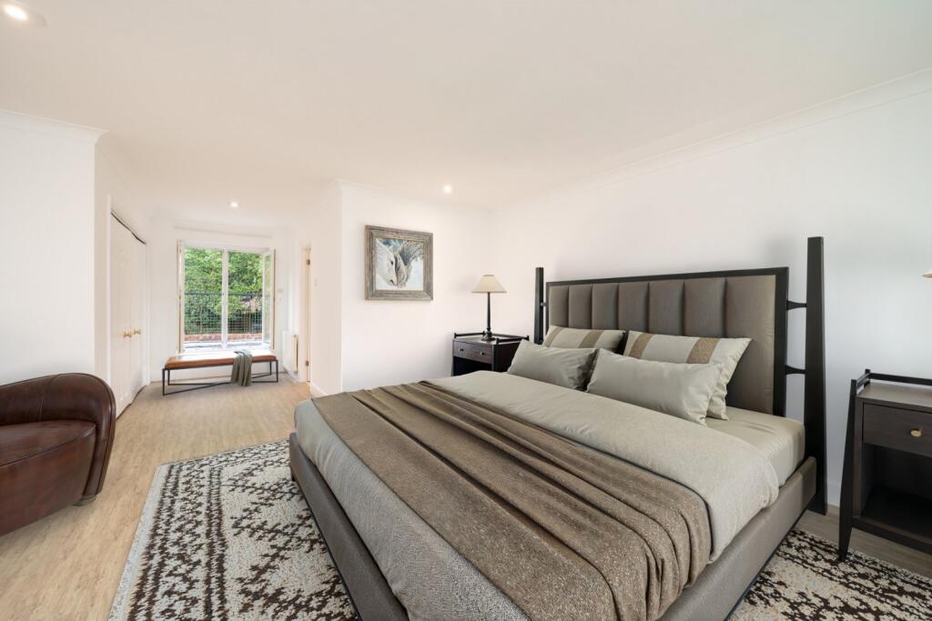 House in London, Copse Hill, Raynes Park - More