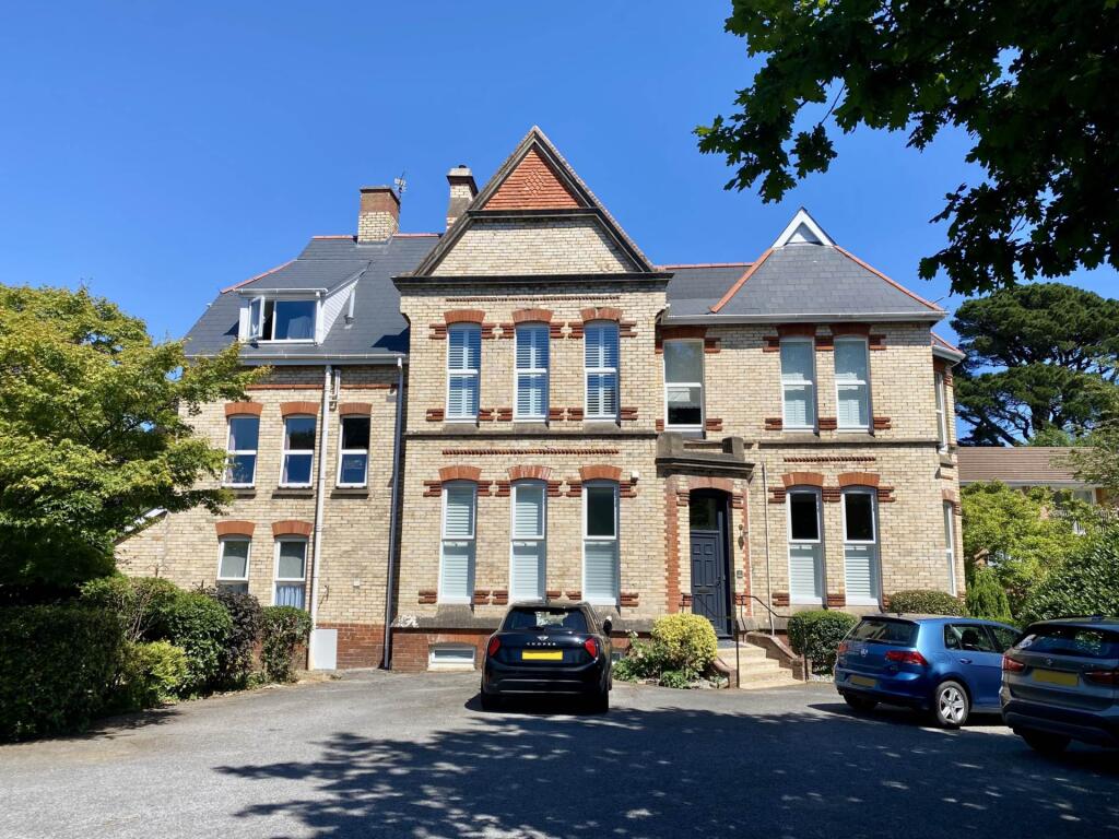 2-bed flat on Portland Avenue, Exmouth, £240,000