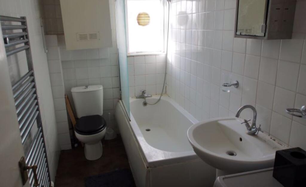 Top Floor Flat, 4 Bamborough Gardens, London, Hammersmith and Fulham, W12 8QN photo 4