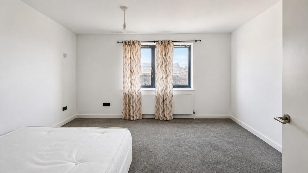 Apartment in Elmbridge, Cobham - More