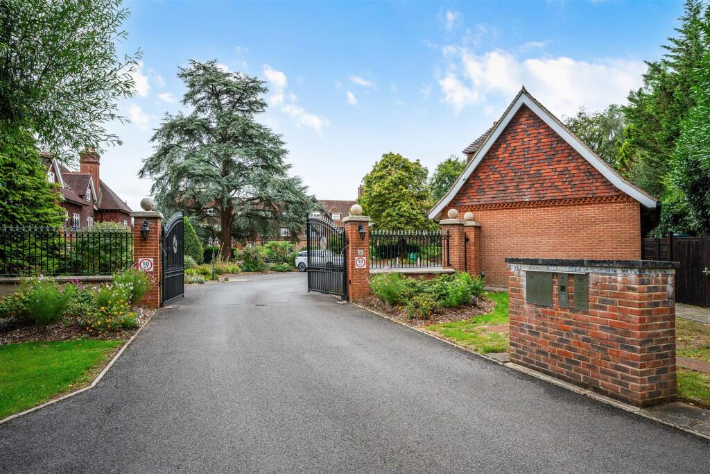 Apartment in Reigate and Banstead, Surrey - View 3