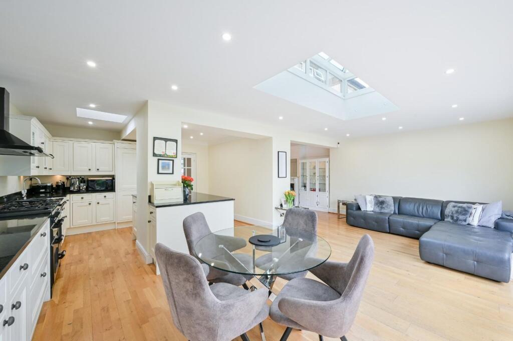 House in Kingston upon Thames - More