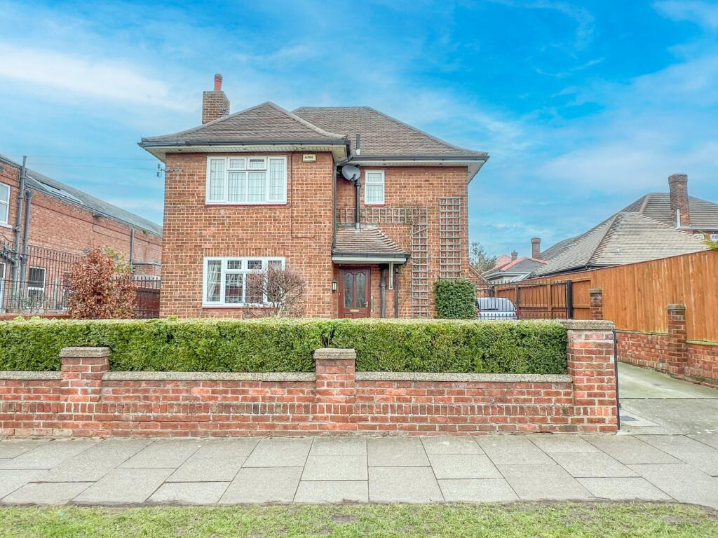 3-bed detached on Westward Ho, Grimsby, DN34, £240,000