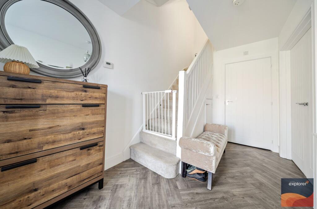 House in Basingstoke and Deane, Longacre, Kempshott Park - View 2