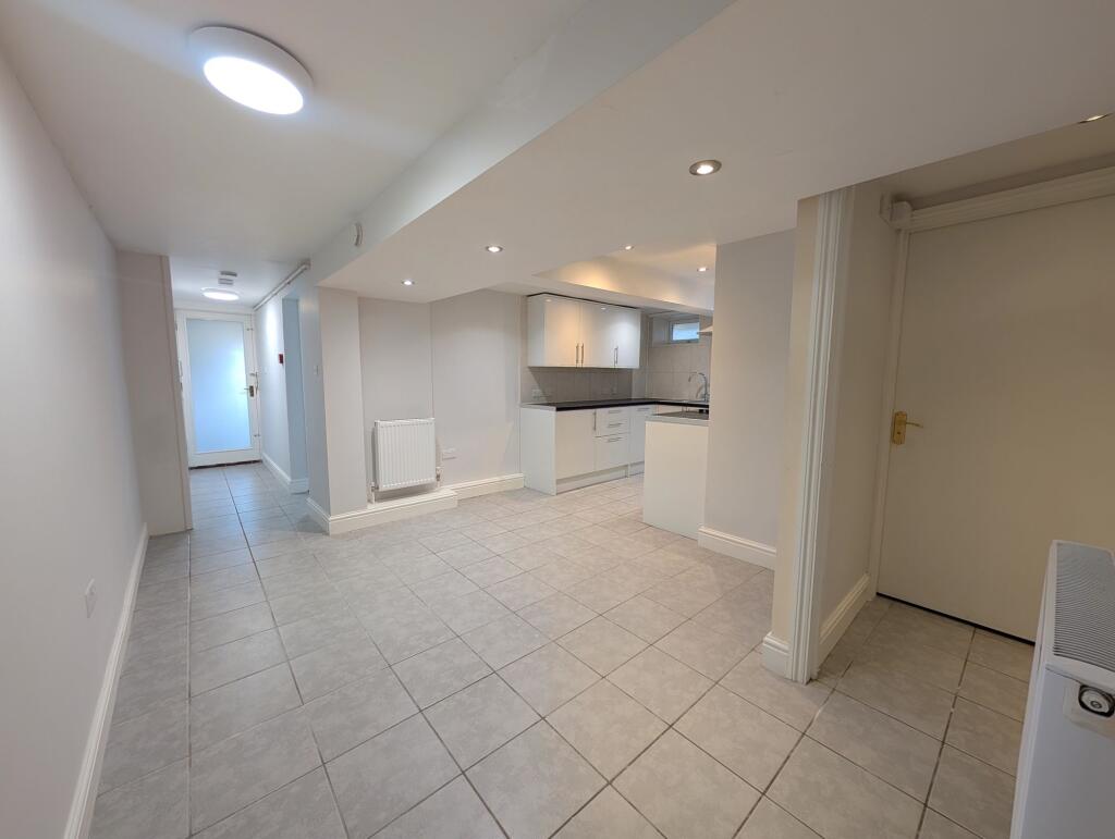 Apartment in Cambridge, Petersfield - View 4