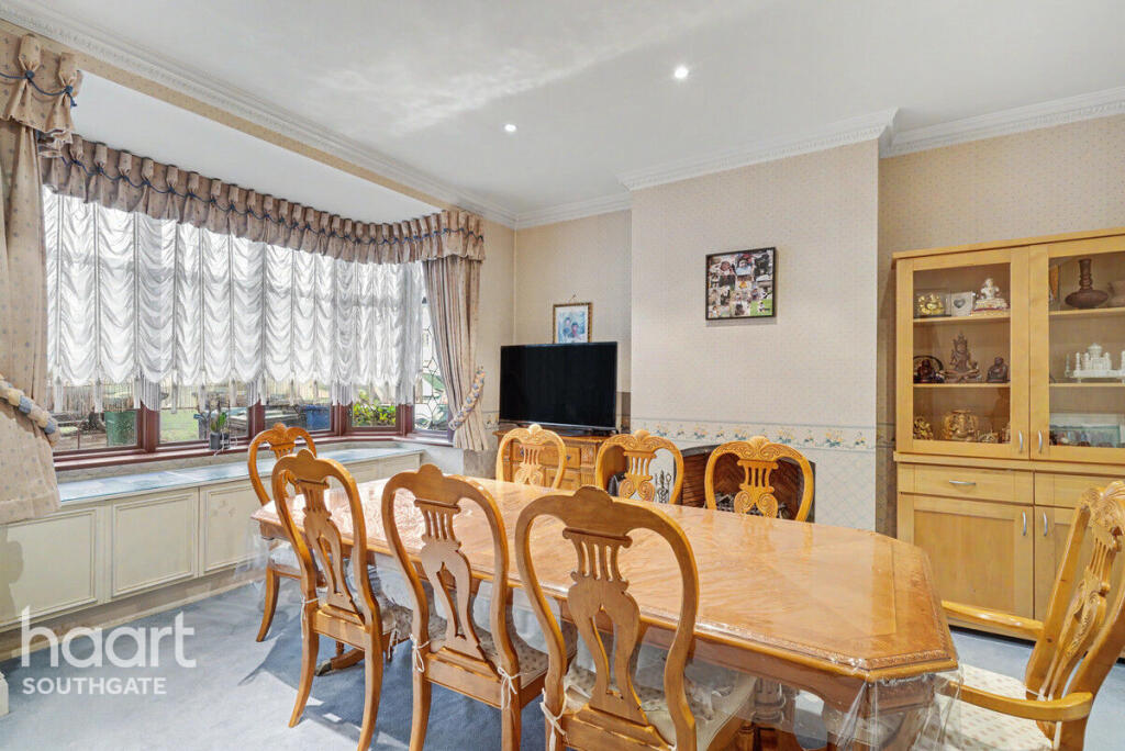 House in London, Oakleigh Park, East Barnet - View 3