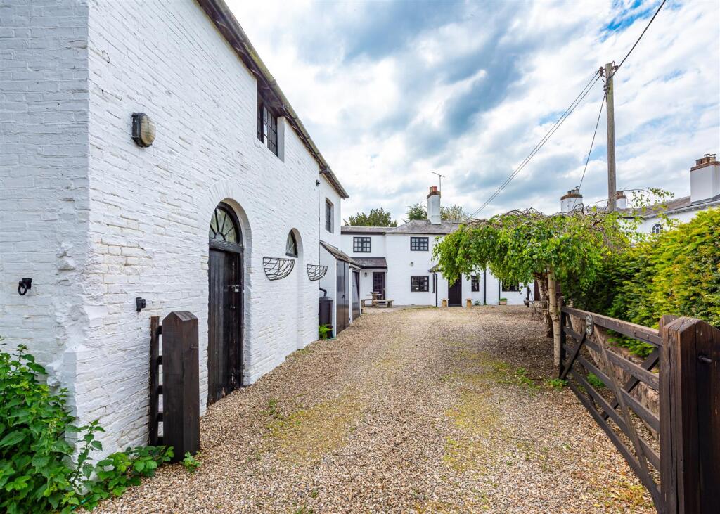 Whiston Cottage, Holyhead Road, Albrighton, Wolverhampton, WV7 3BT photo 3