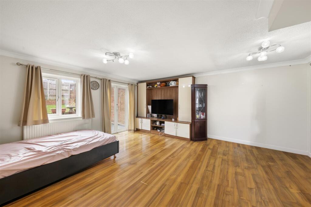 Kent Close, Uxbridge photo 3