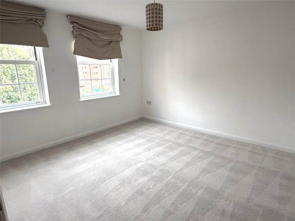 Apartment in Slough - More