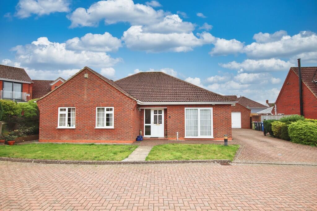 3-bed bungalow on Knapton Court, Caistor, £325,000