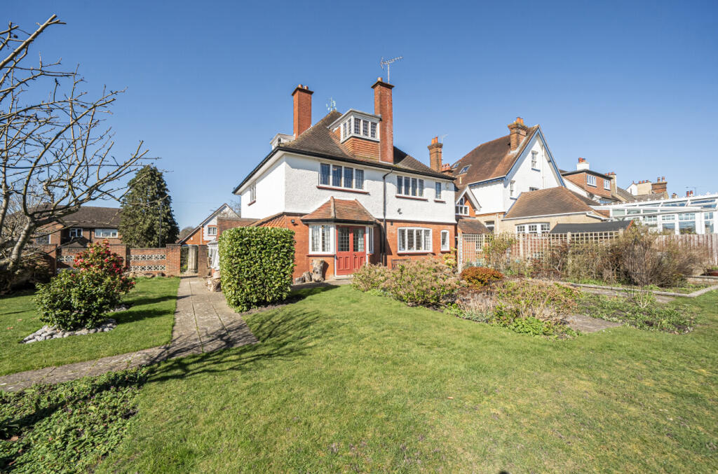 Highfield Avenue, Aldershot, Hampshire, GU11 photo 2