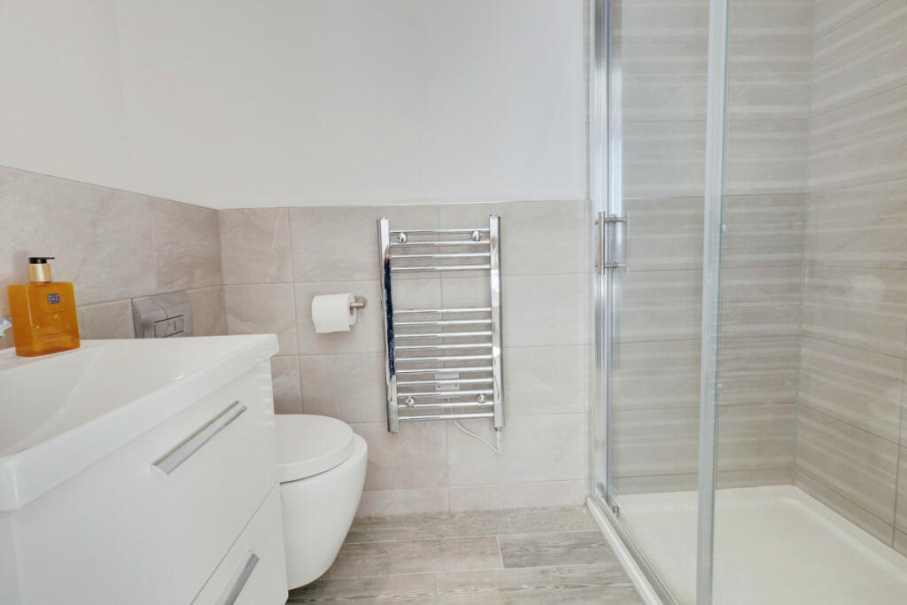 Apartment in Southend-on-Sea - More