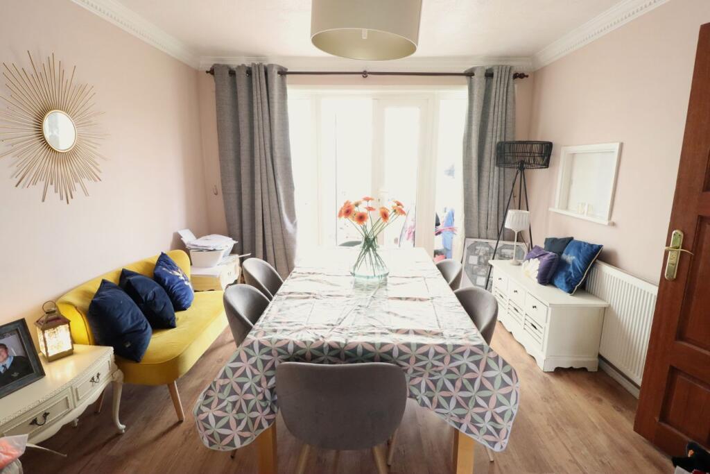 House in Southend-on-Sea - More