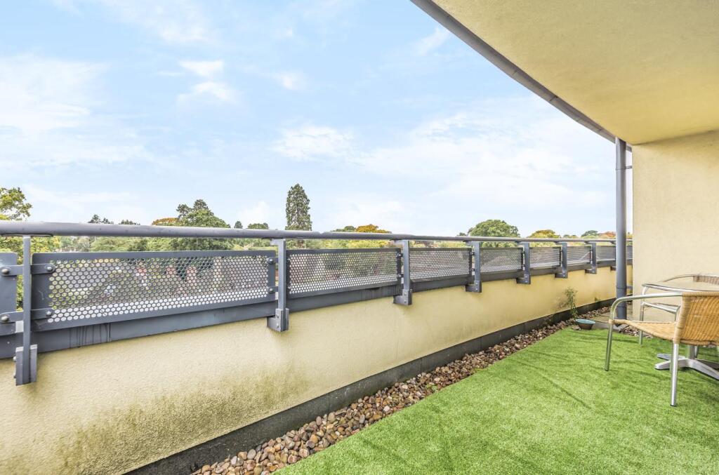 Apartment in Camberley, Old Dean - More