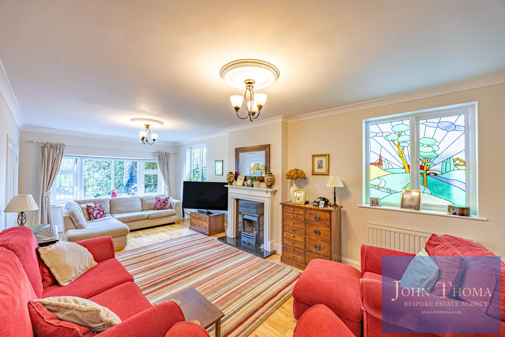 Grange Crescent, Chigwell, Essex photo 3