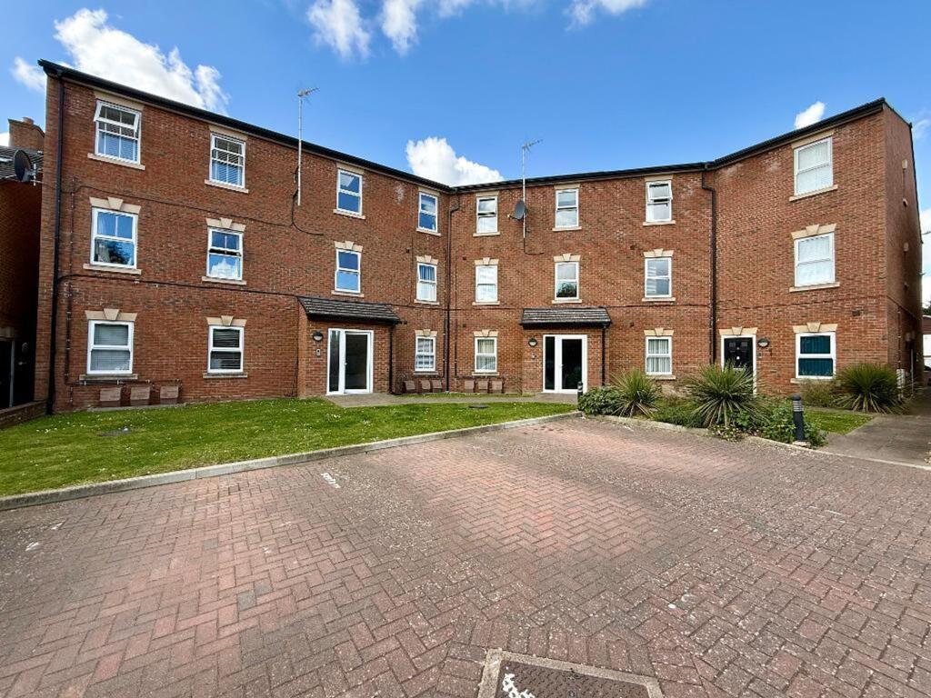 2-bed flat on Catsbrook Road, Peddars Court, LU3, £245,000