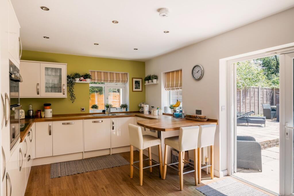 House in Crawley, Worth - View 3