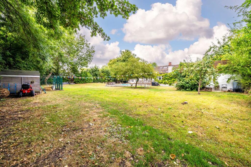 House in Shepperton, Weybridge - More