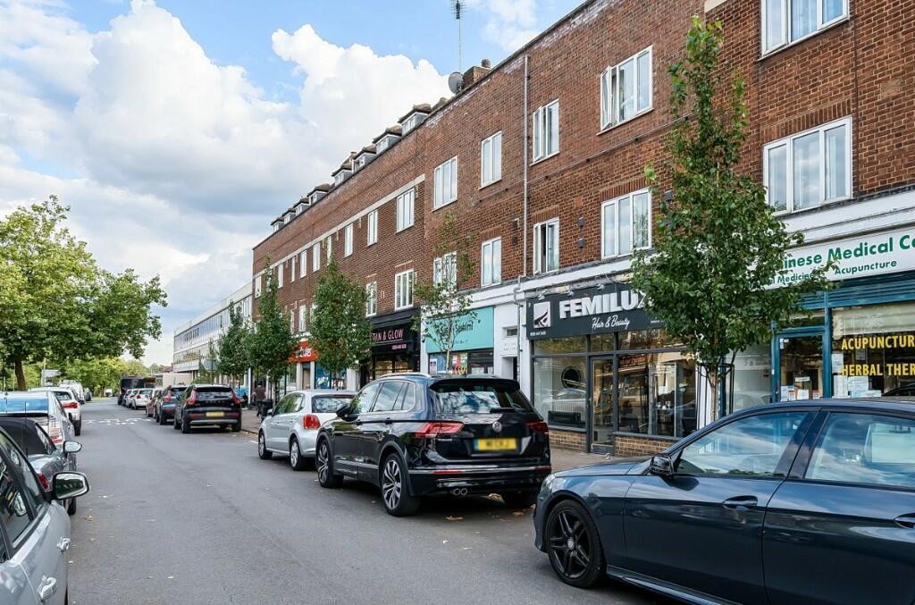 Main image of property: 18A Western Mansions, Great North Road, EN5 1AE