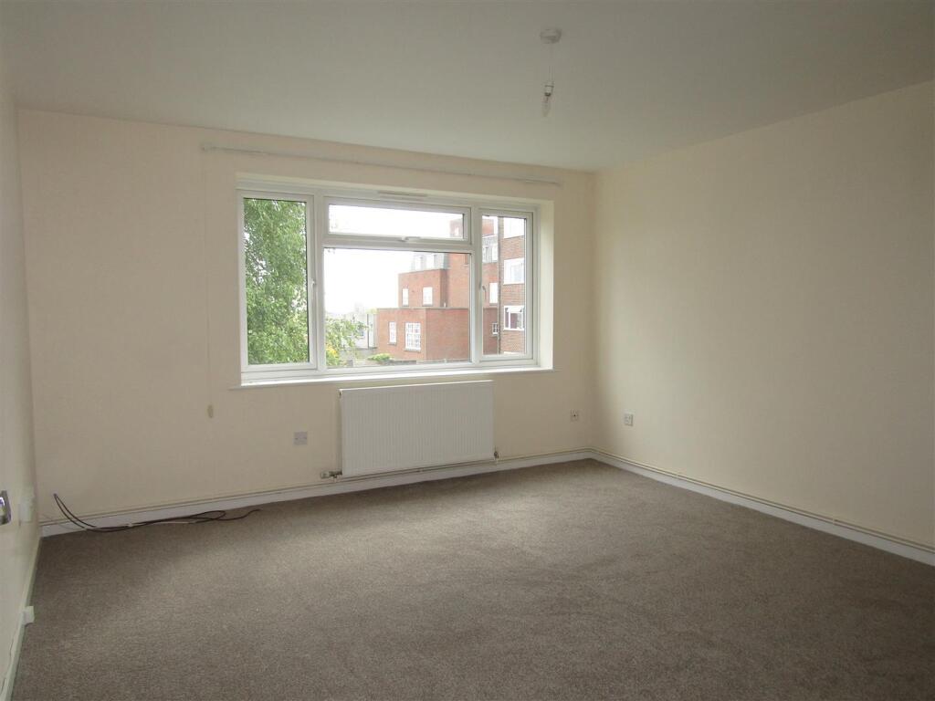 Apartment in Southend-on-Sea - View 3