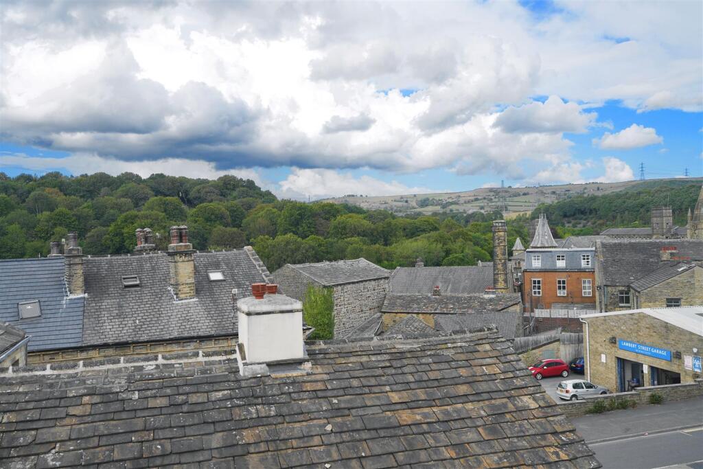 3-bed flat on Green Lane, Greetland, £220,000