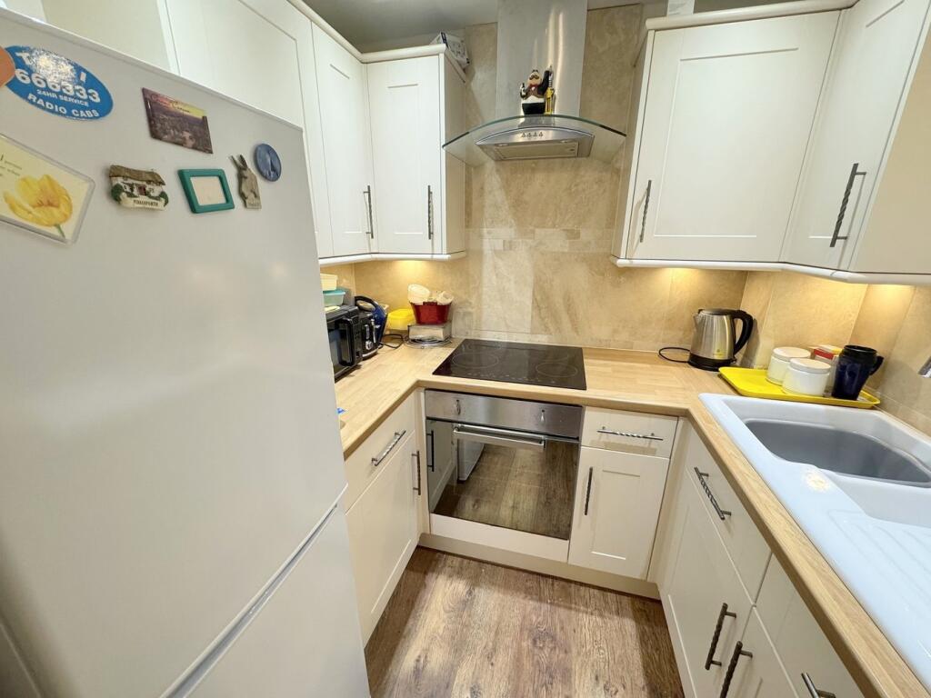 9 Vallis Close, Baiter Park, Poole, BH15 photo 4