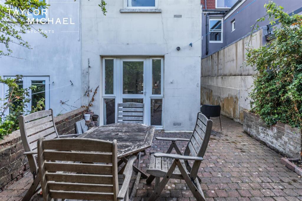 6 bedroom terraced house for rent