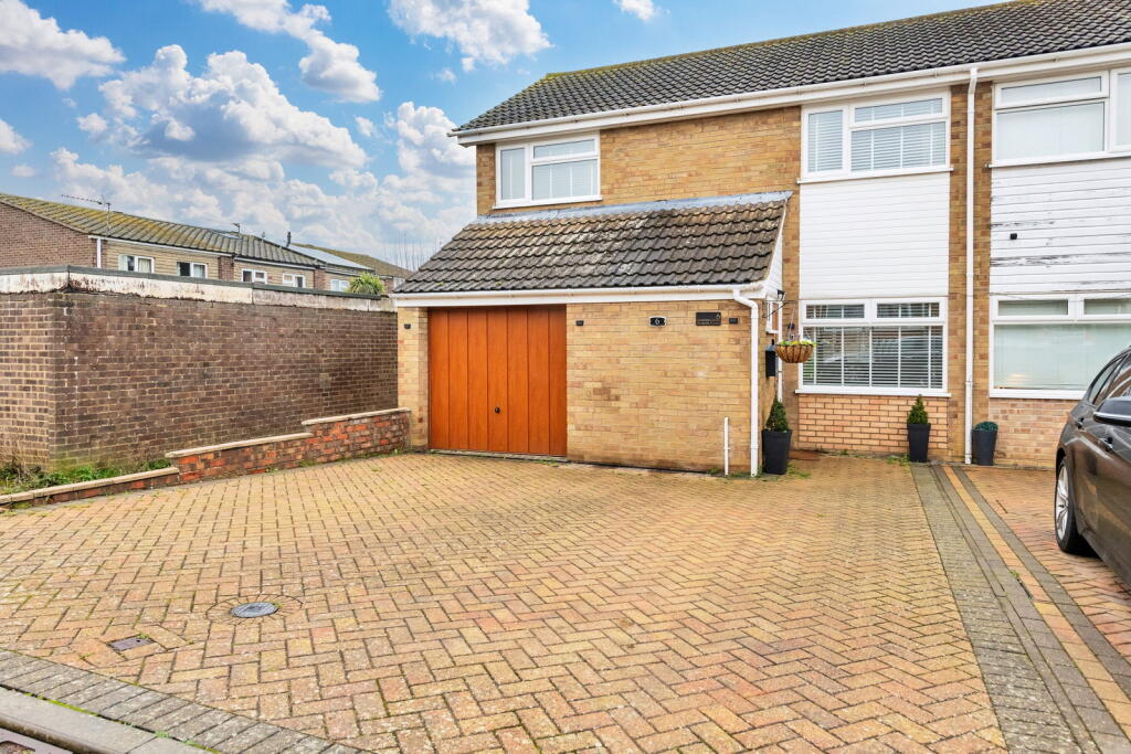 3-bed semi-detached on Oatlands Avenue, Bar Hill, Cambridge, CB23 8EQ, £350,000