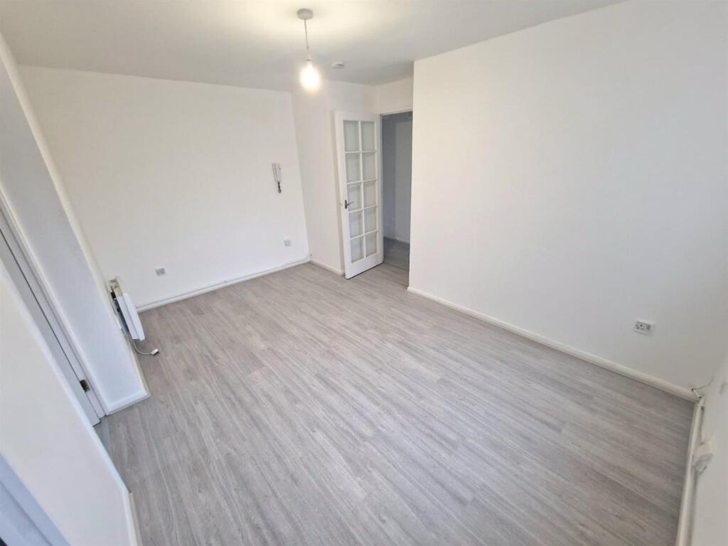Apartment in Enfield, Enfield Wash, London Borough of Enfield - View 3