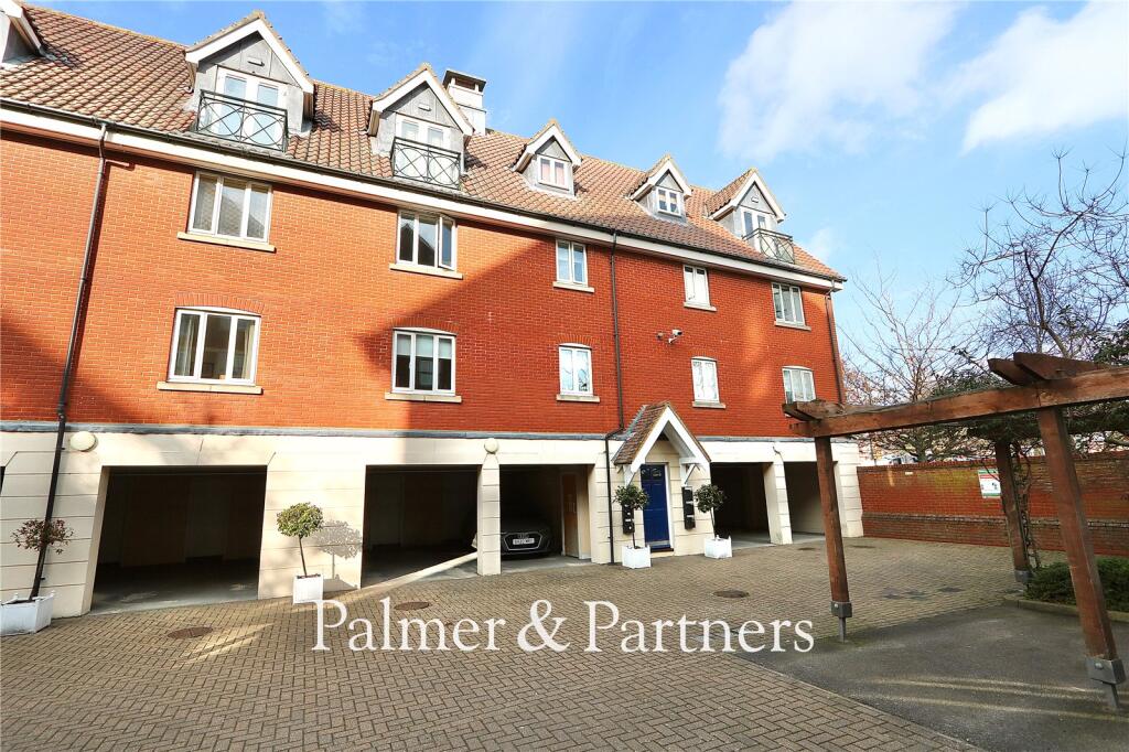Main image of property: Neptune Square, Ipswich, Suffolk, IP4