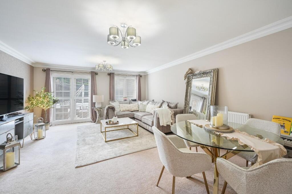 House in Tadworth, Tattenham Corner - More