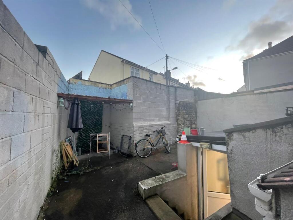 6 bedroom end of terrace house for rent