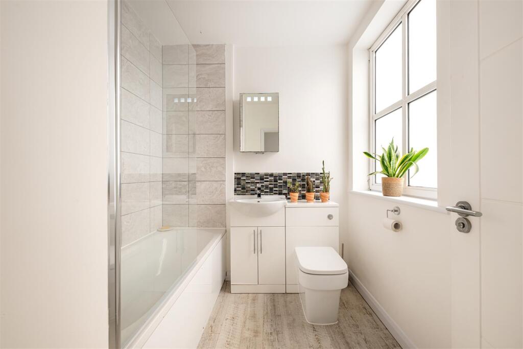 Apartment in High Wycombe, Daws Hill - View 4