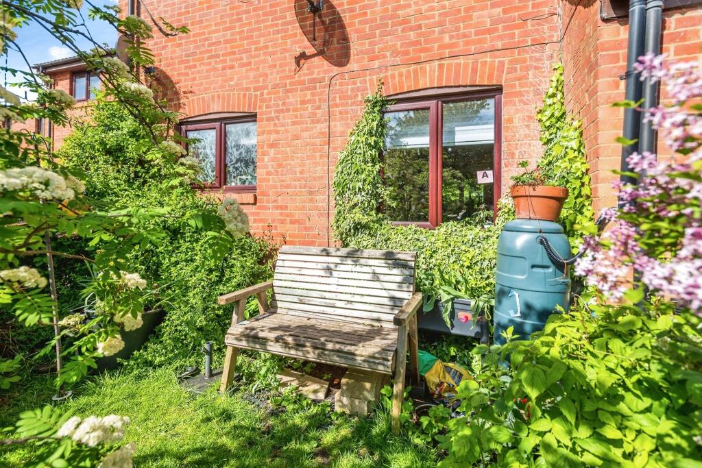 Apartment in Swindon, Haydon Wick - More
