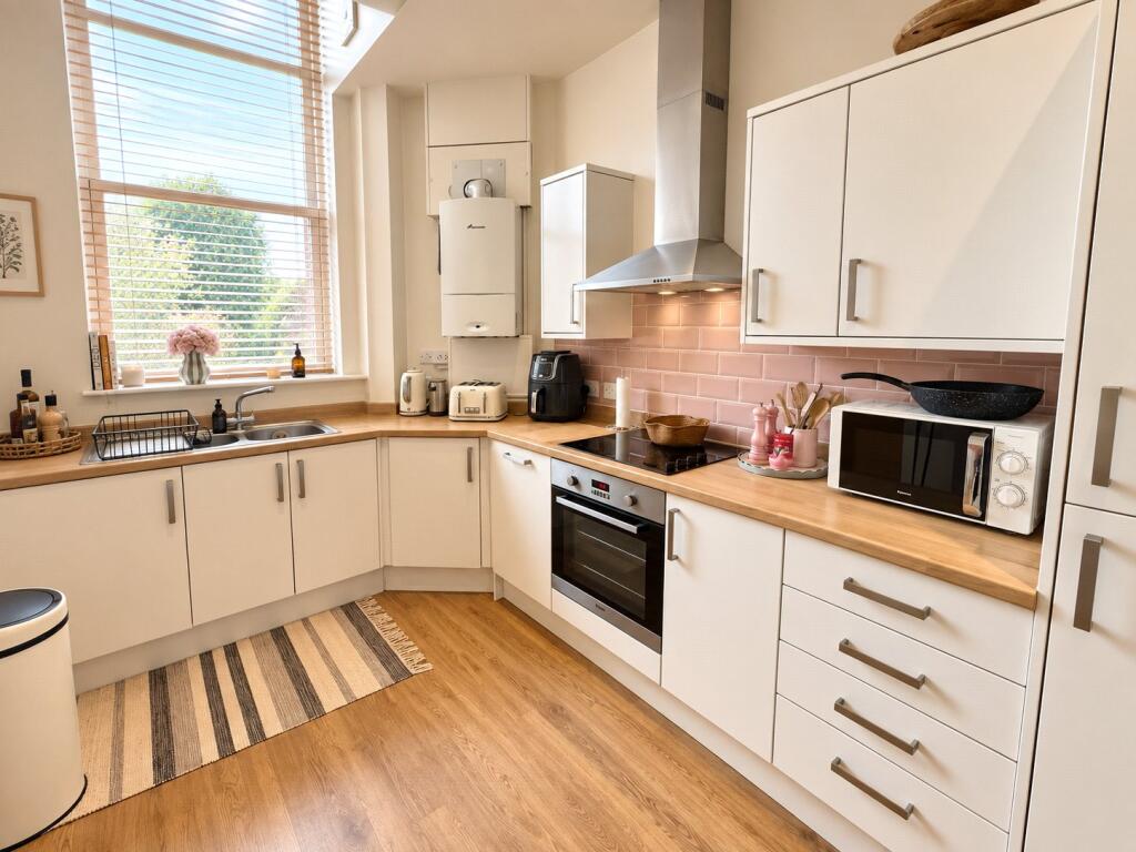 House in Swindon, Eastcott, South Swindon - More