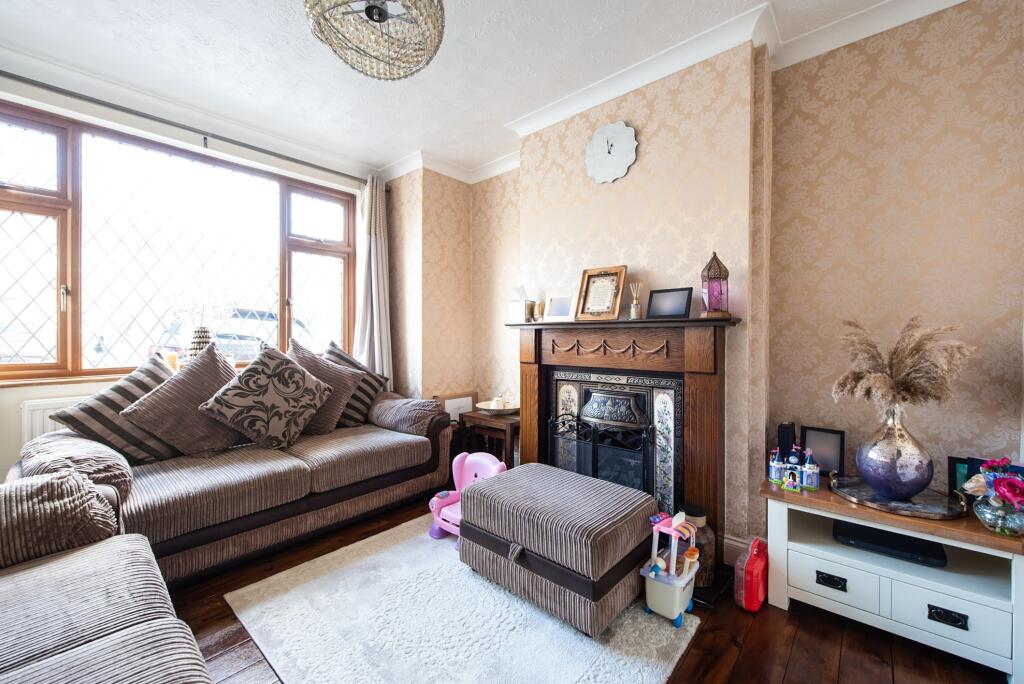 Mount Pleasant Road, Collier Row, Romford, Havering, RM5 photo 4