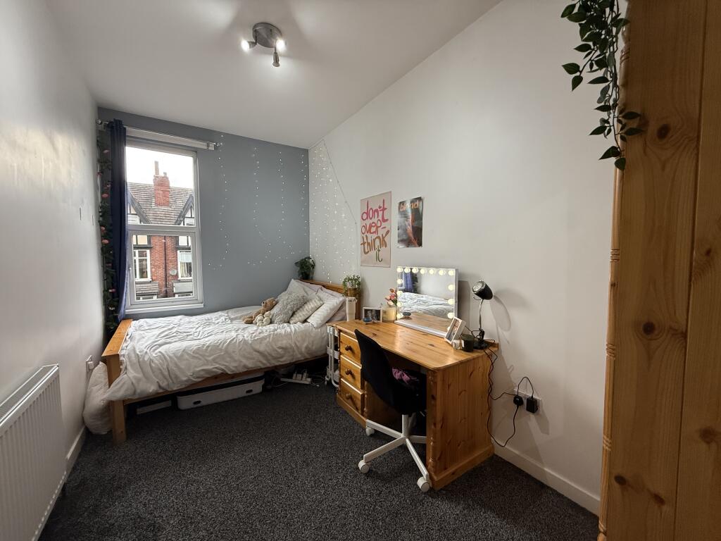 House in Leeds, Hyde Park - More