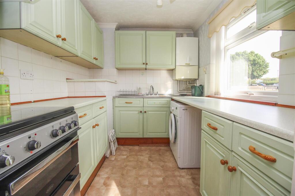 Apartment in Harlow, Bush Fair - View 3
