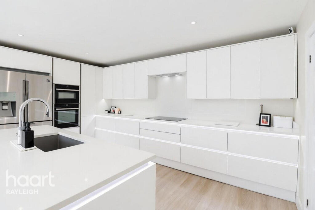 House in Rochford, Hullbridge - More