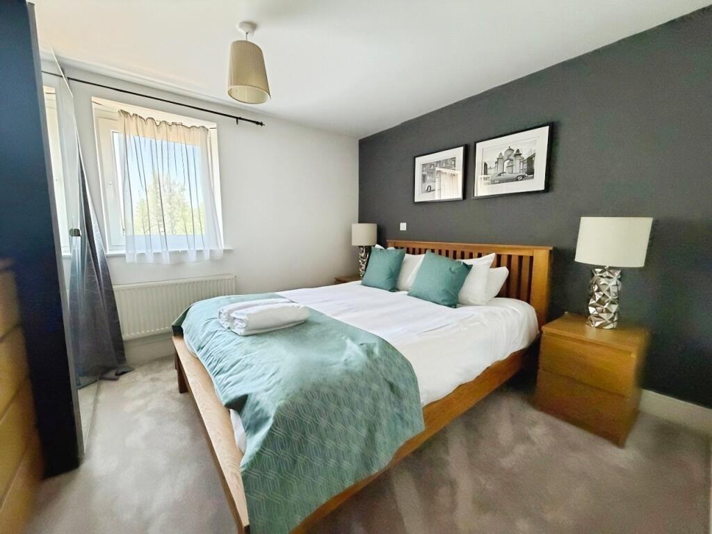 Apartment in Windsor - More