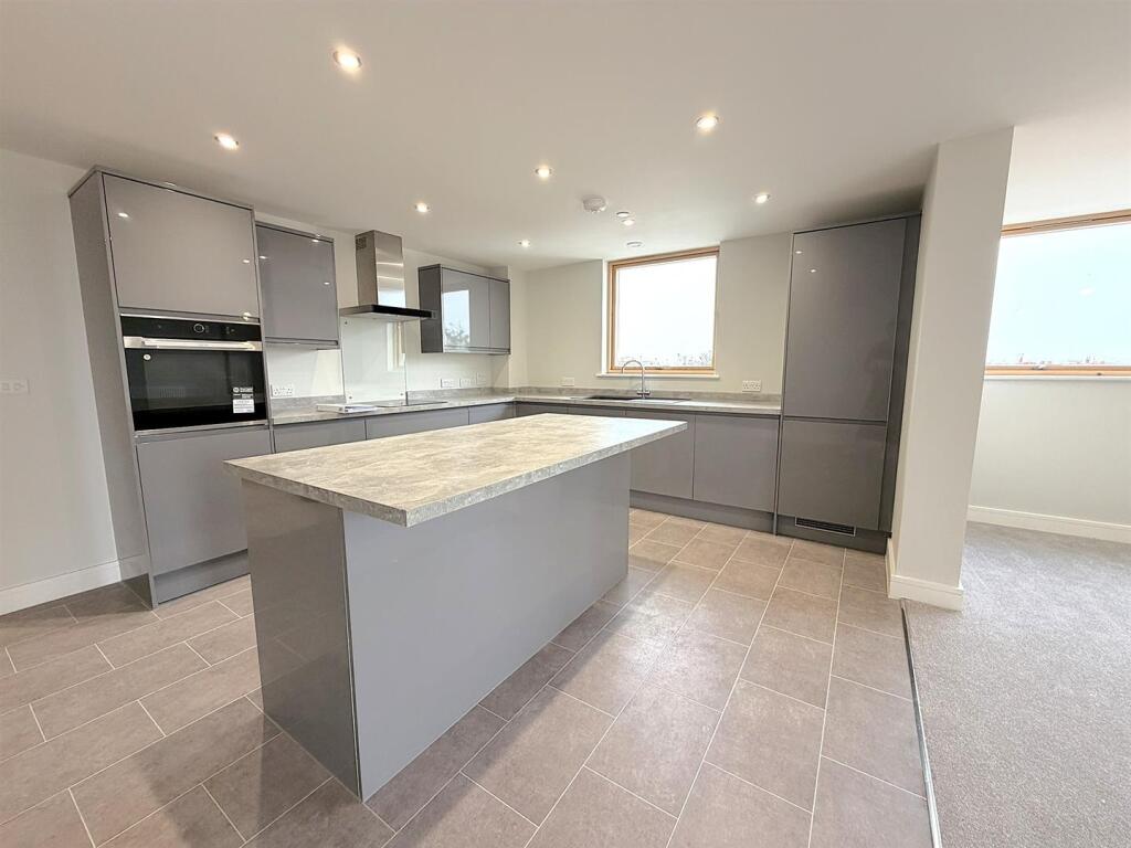Apartment in Southend-on-Sea - View 3