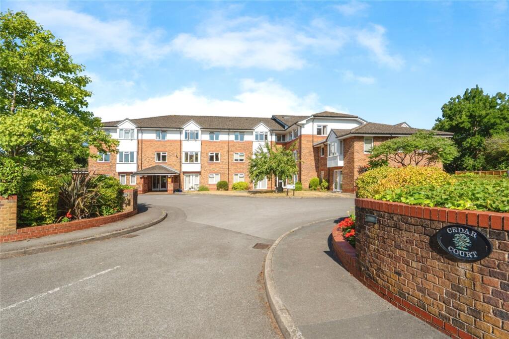 1-bed apartment on Cedar Court (Addlestone), Addlestone, £97,500