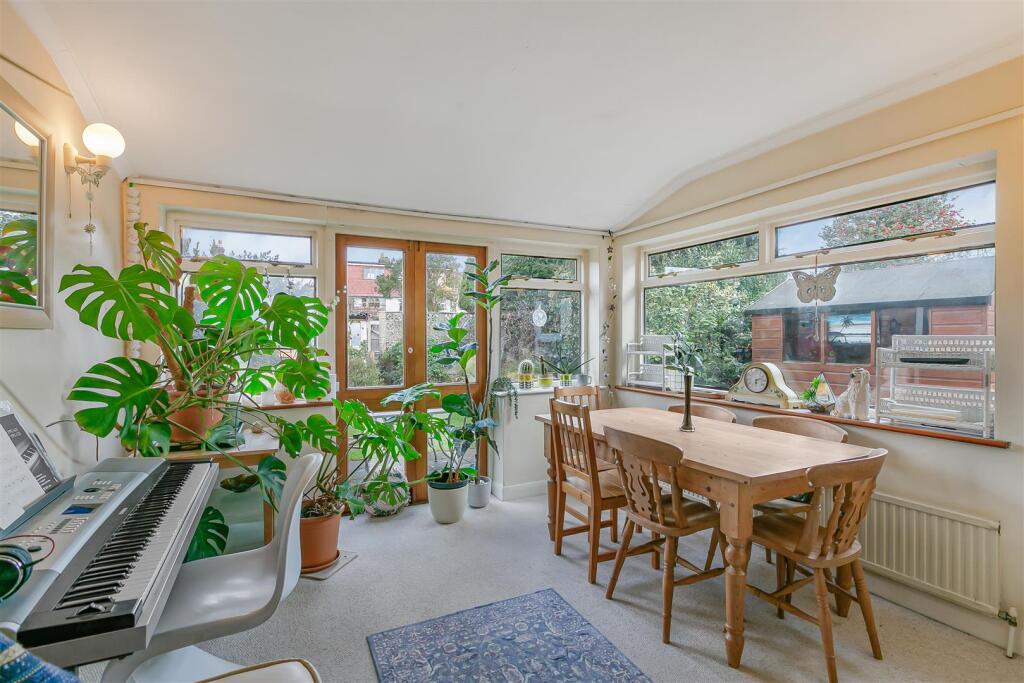 House in London, Royal Borough of Kingston upon Thames - View 4
