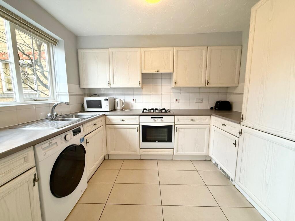 Nightingale Shott, Egham, Surrey, TW20 photo 3