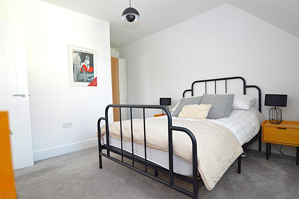 Apartment in Southend-on-Sea - View 3
