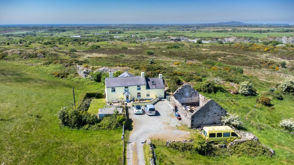 4-bed detached on Gwalchmai, Isle of Anglesey, LL65, £475,000