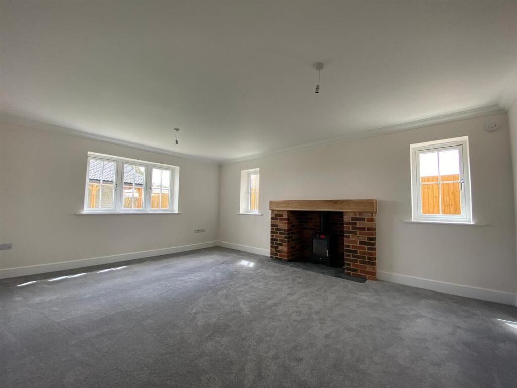 12 Coopers Close, Aslacton photo 4