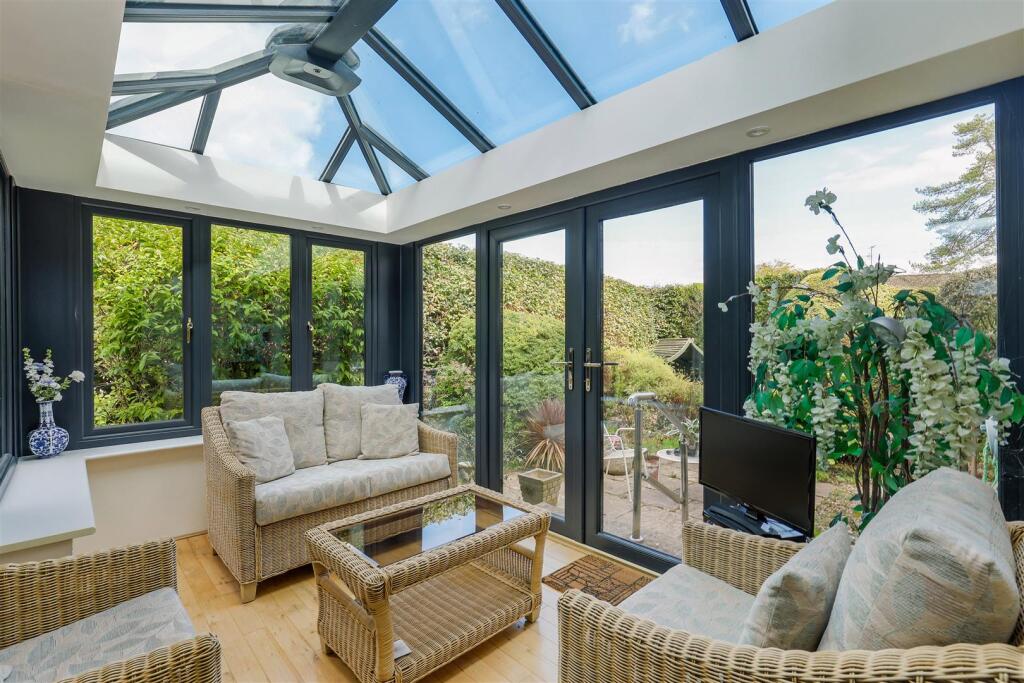House in Stroud, Houndscroft, Rodborough - More